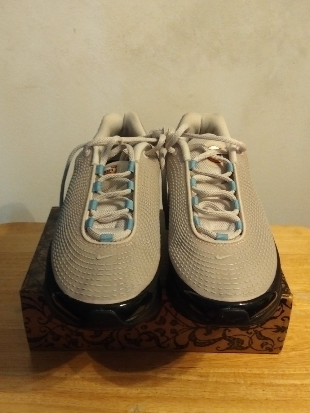 New Nike Men's s Light Gray Athletic Sneakers with Blue Accents Size 9.5